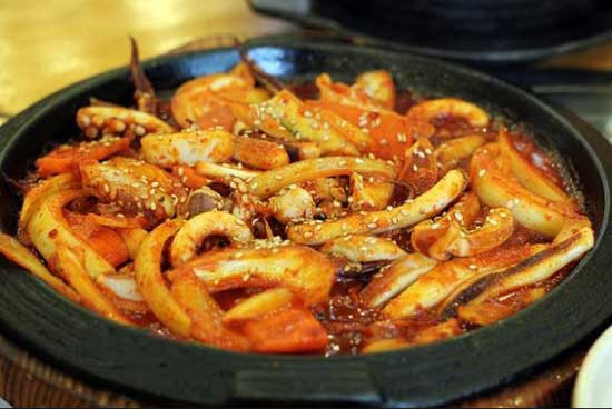 Bên cạnh bạch tuộc sống chấm với mù tạt thì du khách cũng có thể thưởng thức thêm một số món ăn Hàn Quốc làm từ bạch tuộc như lẩu bạch tuộc, bạch tuộc nướng,…Nơi đánh bắt bạch tuộc nhiều nhất xứ Hàn là trên bờ biển phía Tây ở Seocheon, Taean và Boryeong.