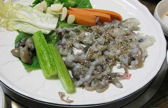 Bạch tuộc sống (Jjukkumi): Trong các mùa thì mùa bạch tuộc ngon nhất chính là mùa xuân. Lý do khiến nhiều người khẳng định điều này là do thịt bạch tuộc lúc này ăn rất ngon và ngọt, trứng bạch tuộc cũng sẽ nhiều hơn vào thời điểm này.