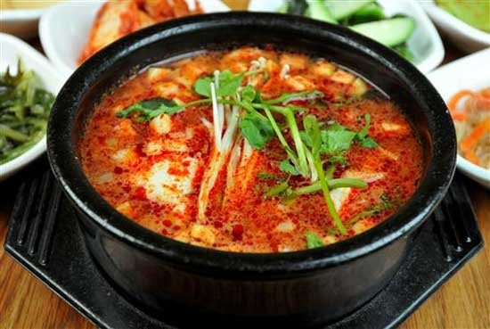Các loại súp rau củ: Mùa Xuân là mùa sinh sôi nảy nở nên không có gì ngạc nhiên khi rau củ ở Hàn Quốc vào thời điểm này lại xuất hiện rất nhiều. Vì vậy người bản xứ đã chế biến chúng thành nhiều loại súp rau củ khác nhau, tốt cho sức khỏe. Ví dụ như súp dodari-ssukguk, súp naengi-doenjangguk,…