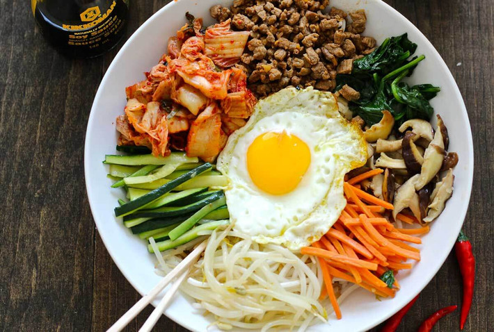 Tuy nhiên, đây là món ăn ngon của mùa xuân chính là vì mùa xuân thường có nhiều loại rau củ hơn, các loại rau cũng tươi ngon hơn. Tất cả các loại rau củ đều tươi ngon khiến cho món ăn thêm phần ngon hơn và độc đáo hơn.
