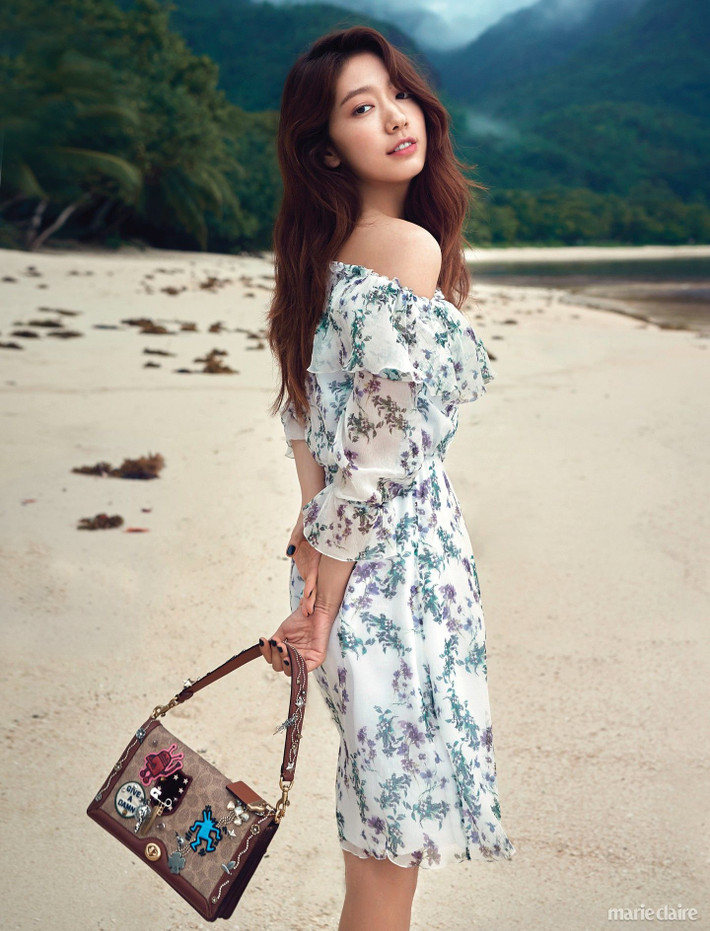 Park Shin Hye cũng là cái tên được các thương hiệu tạp chí có tiếng ưu ái “chọn mặt gửi vàng” để thực hiện các bộ ảnh thời trang.