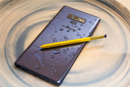 “Đặc sản” của dòng Galaxy Note là bút S-Pen trên Galaxy Note 9 có nhiều cải tiến so với thế hệ trước khi được tích hợp công nghệ bluetooth. Điều đó giúp người dùng có thể chơi nhạc bằng cách điều khiển từ xa, trình chiếu PowerPoint, chụp ảnh từ xa, điều khiển các ứng dụng với phạm vi tối đa 10 m.
