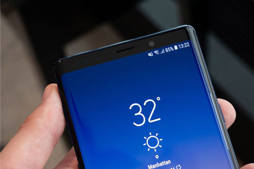 Samsung Galaxy Note 9 được trang bị màn hình Super AMOLED kích thước 6,4 inch, độ phân giải 2K Plus (2.960x1.440 pixel), mật độ điểm ảnh 516 ppi. Màn hình này cũng được thiết kế cong 2 cạnh viền, tích hợp công nghệ HDR10, tính năng Always-on, bảo vệ bởi kính cường lực Corning Gorilla Glass 5.