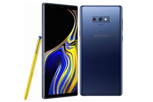 Về thiết kế, Samsung Galaxy Note 9 không có nhiều khác biệt so với “đàn anh” Galaxy Note 8. Thay đổi đáng chú ý nhất là việc cảm biến vân tay được di chuyển xuống phía dưới cụm camera sau thay vì đặt ngang hàng như trước. Máy có số đo 161,9x76,4x8,8 mm, cân nặng 201 g. Galaxy Note 9 cũng hỗ trợ tính năng quét mống mắt.