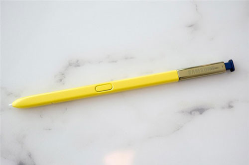 Galaxy Note 9 tại Việt Nam dùng chip Exynos 9810 với tốc độ cao nhất 2,7 GHz, GPU Mali-G72 MP18. RAM 6 GB/ROM 128 GB hoặc RAM 8 GB/ROM 512 GB, có khay cắm thẻ microSD với dung lượng tối đa 512 GB. Hệ điều hành Android 8.1 Oreo.