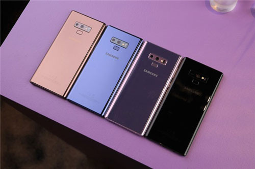Bộ đôi camera sau của Galaxy Note 9 cùng sở hữu độ phân giải 12 MP. Trong đó, cảm biến chính có thể tùy chỉnh khẩu độ từ f/1.5-2.4, cảm biến phụ với khẩu độ f/2.4. Ngoài các công nghệ như Galaxy Note 8, Samsung đã tích hợp thêm cho Note 9 tính năng Scene Optimizer. Nhờ đó, nó có thể phân biệt chính xác 20 môi trường khác nhau và có khả năng tự điều chỉnh các thông số camera giúp tạo ra bức ảnh tốt nhất. Máy ảnh selfie 8 MP với khẩu độ f/1.7. Đèn thông báo trạng thái dạng LED RGB.