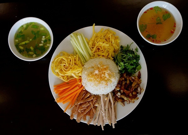 Tuy có tên gọi kỳ bí nhưng món ăn xứ Huế này có hương vị thơm ngon vừa giản dị lại phảng phất phong cách cung đình khiến nhiều thực khách mê mẩn. Ảnh: Công luận.
