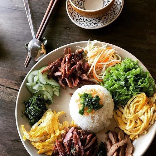 Tuy nhiên, bên cạnh câu chuyện này cũng có nhiều giả thuyết khác cho biết, cơm âm phủ thực chất là do một doanh nhân mở ra hồi đầu thế kỷ XIX. Quán dựng ở vùng đất vắng, lại thường mở tới khuya phục vụ khách chủ yếu là người đi xem tuồng, hội, ca, múa…Ảnh: Vietnamnet.