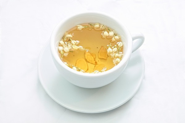 Trà hòa nhài còn được gọi là trà hoa lài, với hương thơm dịu nhẹ của mình, trà hoa nhài đã làm cho nhiều người mê mẩn. Không chỉ có tác dụng tốt cho sức khỏe mà trà hoa nhài còn giúp cải thiện vóc dáng.
