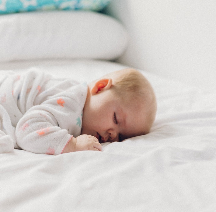 Nhiệt độ phòng thích hợp: Theo khuyến cáo của Viện Hàn Lâm Nhi Khoa Hoa Kỳ, nhiệt độ phòng từ 18 đến 21 độ C sẽ giúp hạn chế hội chứng đột tử ở trẻ sơ sinh. Ảnh: BS.