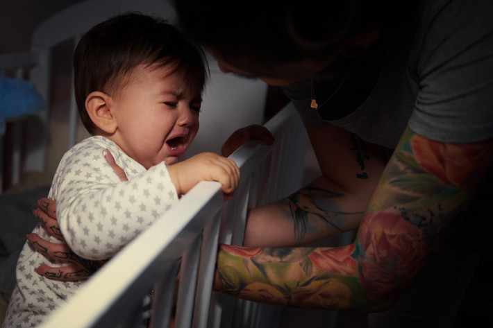 Hạn chế nhìn vào mắt bé: Chơi đùa cùng con trước khi đi ngủ là điều bất kỳ bố mẹ nào cũng háo hức. Tuy nhiên những chuyển động mắt của bạn là điều làm bé hứng thú và muốn bắt chước theo. Do đó, nếu muốn bé nhanh chóng đi ngủ, bố mẹ không nên nhìn vào mắt con.
