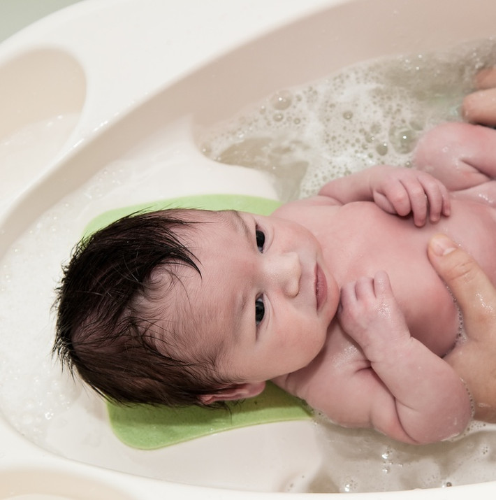 Lau rửa hoặc tắm cho bé: Trước khi ngủ mẹ hãy lau mặt, rửa tay chân và thay bỉm mới cho bé. Nếu có thể, mẹ cho bé tắm với nước ấm, nhưng thật nhẹ nhàng và nhanh chứ không nên vừa tắm vừa chơi đùa.