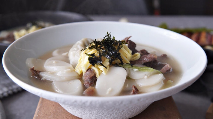 Canh bánh gạo Tteokguk cũng đồng thời mang ý nghĩa cầu mong cho sự tái sinh và dư dôi của cải. Trong món ăn có ẩn chứa ý nghĩa tôn giáo rằng món ăn màu trắng bắt đầu năm mới tượng trưng cho sự tái sinh của vạn vật trên thế gian.