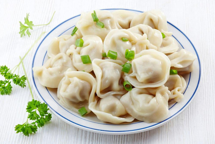 Mọi người đều muốn tiếng băm của nhà mình vang vọng nhất, kéo dài nhất. Rau trộn với thịt làm nhân, trong tiếng Trung Quốc đồng âm với từ “có của”. Băm nhân tiếng to mà thời gian lại dài, có nghĩa là “lâu dài và dư thừa”. Băm nhân thời gian càng dài tức là gói sủi cảo càng nhiều, tức là cuộc sống đầm ấm, khá giả.