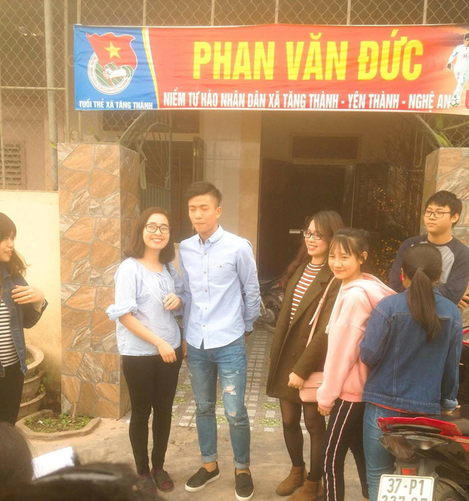 Phan Văn Đức diện sơ mi với quần bò rách cực ngầu cùng người hâm mộ chụp ảnh dịp Tết tại quê nhà Nghệ An.