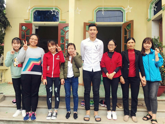 Đoàn Văn Hậu bảnh bao trong sơ mi trắng chụp ảnh cùng những người hâm mộ tới chúc Tết gia đình.