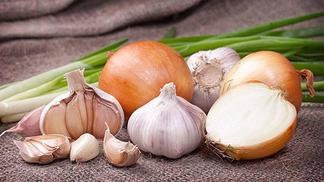 Cấm tỏi và hành: Việc cấm tỏi và hành là cần thiết vì nó liên quan đến tình huống khó xử về hôi miệng, nhất là mọi người thường xuyên phải đi tiếp khách rất nhiều. Ảnh: Internet.
