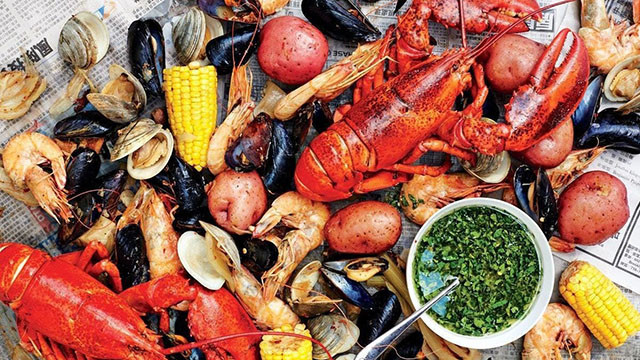 Hải sản bị cấm: Mặc dù gia đình hoàng tộc này đi khắp nơi trên thế giới nhưng họ không bao giờ ăn hải sản ở bên ngoài. Mọi người sợ rằng họ có nguy cơ bị ngộ độc thực phẩm bởi các loài động vật có vỏ.