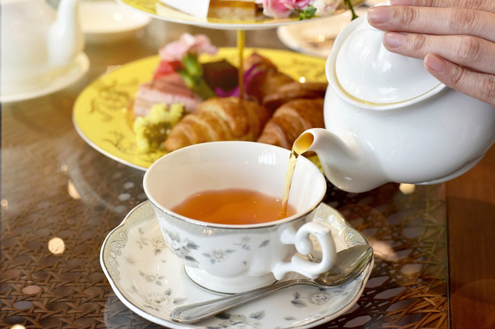 Vào ngày bình thường, Nữ hoàng Elizabeth ăn khoảng 4 bữa, gồm bữa sáng, bữa trưa, trà chiều và bữa tối. Buổi sáng, bà thường khởi đầu bằng vài chiếc bánh quy và một tách trà earl grey không sữa, không đường.