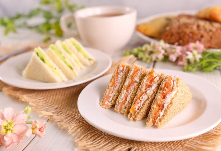 Trong bữa trà chiều, Nữ hoàng thường dùng trà với các loại bánh sandwich mini nhân dưa chuột, cá hồi hun khói, trứng và mayonnaise; thịt nguội với mù tạt hoặc mứt dâu.