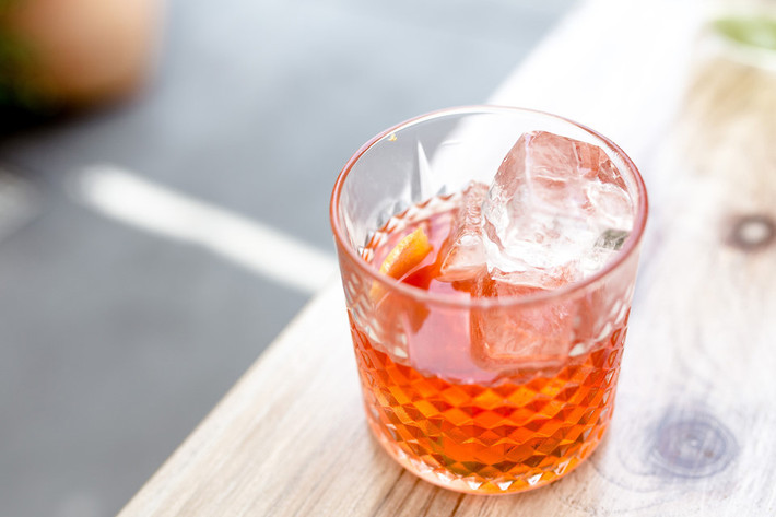 Trước bữa trưa, bà nhấm nháp một ly rượu gin trộn dubonnet (một loại rượu khai vị ngọt), thêm một lát chanh và nhiều đá.