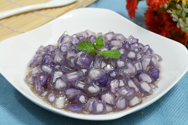 Thạch khoai: Thạch khoai được làm từ khoai mỡ tươi nên hay có vân màu tím, cũng có ánh tím chứ không tím hoàn toàn.