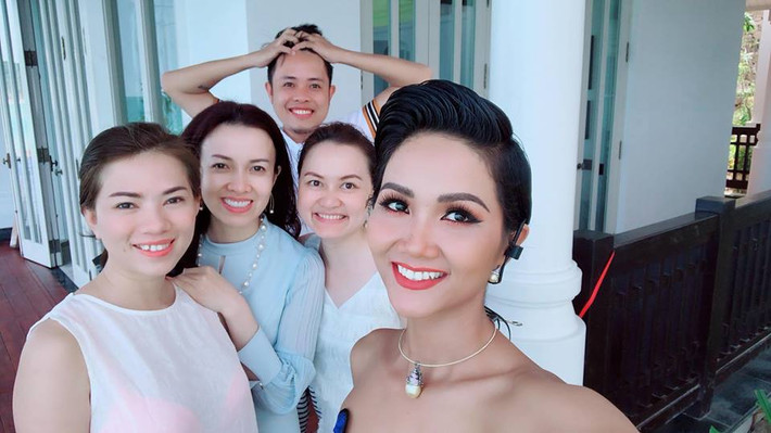Người đẹp sinh năm 1992 tạo kiểu tóc tém với phần mái được vuốt cao, giúp gương mặt sáng, sắc nét hơn.