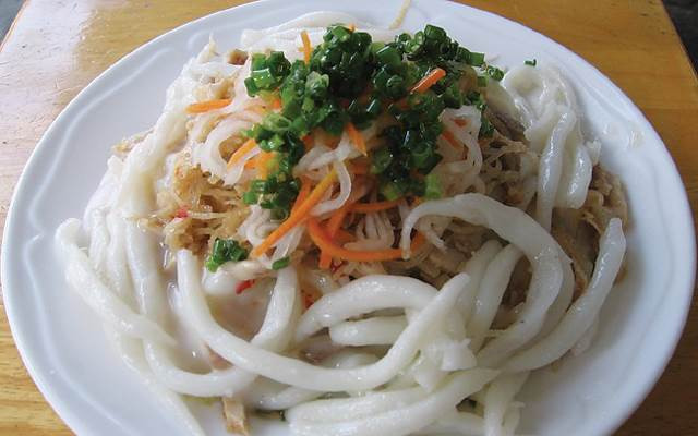 Bánh tằm bì khiến thực khách phải nhớ mãi khi kết hợp món ăn giữa nước mắm cùng nước cốt dừa béo ngọt. Món ăn đơn giản chỉ gồm bánh tằm (sợi bánh là từ bột gạo tương tự như bún nhưng to và mềm hơn), bì, thịt nạc thái sợi… Cái độc đáo chính là món ăn được bao phủ ngập bởi phần nước dừa đã nấu chín và sánh đặc.