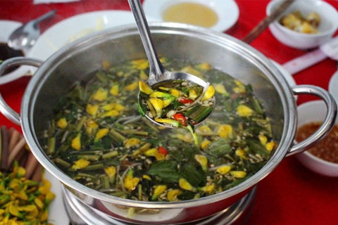 Lẩu cá linh bông điên điển: Thịt cá trắng béo ngậy kết hợp với vị chua thanh của nước dùng, màu vàng tươi của bông điên điển tạo sự hấp dẫn cho món ăn này.