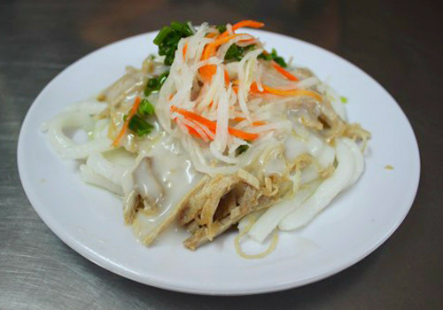 Ngon nhất không thể không kể đến phần "topping" bên trên, nào là đậu phộng rang, hành phi, mỡ hành, đồ chua… điểm tô đầy đủ sắc vị cho món. Trộn đều để từng sợi bánh quyện vào nước dừa, chan nước mắm tỏi ớt, lót kèm rau sống thế là đã tạo nên một hương vị hấp dẫn khó cưỡng.