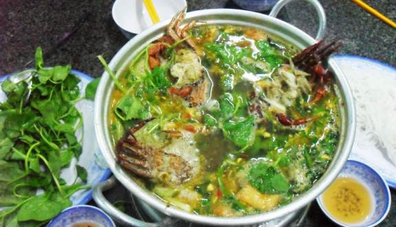 Nấu món cháo cua đồng nhìn vậy chứ cũng rất công phu. Chọn cua phải còn sống, bóc vỏ yếm đi, gỡ mai cạo lấy gạch cua để riêng ra, phần còn lại đem giã nát hoặc xay nhuyễn, ướp muối, hạt nêm với tiêu. Gạo thì phải rang hơi ửng vàng để khi nấu thành cháo có mùi thơm hơn. Món ăn sẽ càng hấp dẫn hơn nếu kết hợp với các loại rau như rau ngót, rau má, rau mồng tơi. Nước chấm cay thơm vị gừng cùng ớt sẽ khiến vị cháo đậm đà hơn.