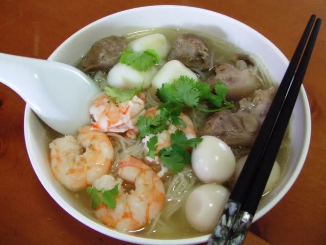 Hủ tiếu miền Tây: Nhắc tới đặc sản miền Tây, món được nhiều người mê thích chính là hủ tiếu. Với nước lèo trong veo kết hợp với mực nướng, tôm khô, hành phi thơm, thịt nạc hoặc giò heo…tạo nên một mùi hương thơm ngon ngây ngất.