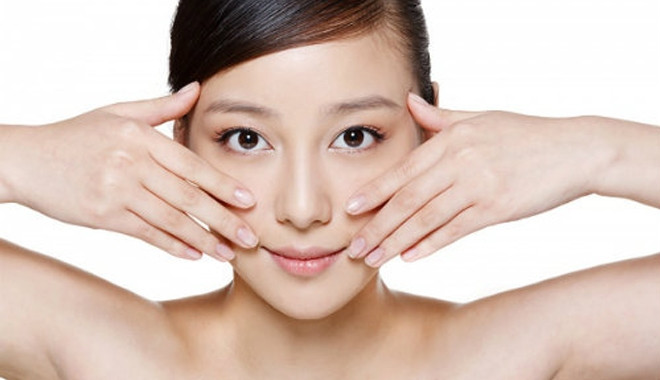 Theo nghiên cứu, mát xa là phương pháp thư giãn tinh thần giúp giấc ngủ ngon hơn. Phương pháp này cải thiện tuần hoàn máu từ bên trong, hỗ trợ chuyển hóa chất, tăng cường đào thải độc tố giúp làn da tươi tắn, mềm mịn. Phái đẹp tại quốc gia này không chỉ mát xa làn da mà còn thực hiện với mái tóc và da đầu.