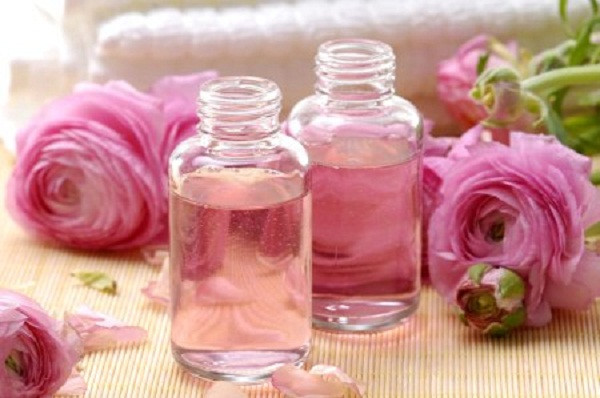 Cách dùng rất đơn giản, đầu tiên là làm sạch khuôn mặt rồi thoa nhẹ nước hoa hồng lên, để khô tự nhiên mỗi ngày. Cách này còn giúp làm sạch các lỗ chân lông, ngăn ngừa mụn cực kỳ hiệu quả. Đặc biệt, nhờ độ ẩm, độ pH được duy trì, làn da sẽ hạn chế khả năng xuất hiện nếp nhăn.