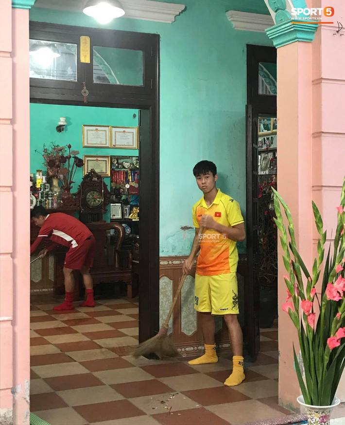 Mỗi khi về nhà, Duy Mạnh dành thời gian rảnh rỗi để phụ giúp bố mẹ dọn dẹp nhà cửa. Trung vệ Tiến Dũng cũng phụ giúp bạn dọn nhà. Ảnh: Sport5.