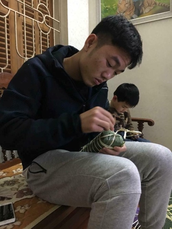 Cầu thủ Lương Xuân Trường cũng phụ mẹ buộc lạt bánh chưng Tày, loại bánh đặc trưng của người dân Tuyên Quang.