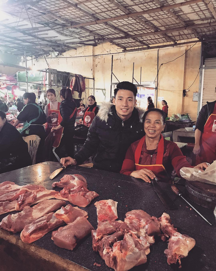 Không chỉ gói bánh, Tiến Dũng còn tranh thủ ra chợ giúp mẹ bán thịt lợn trong những ngày nghỉ Tết.