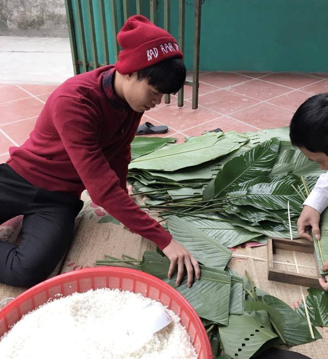 Văn Toàn cùng gia đình ở quê nhà tại xã Thạch Khôi (Hải Dương) gói bánh chưng đón Tết.