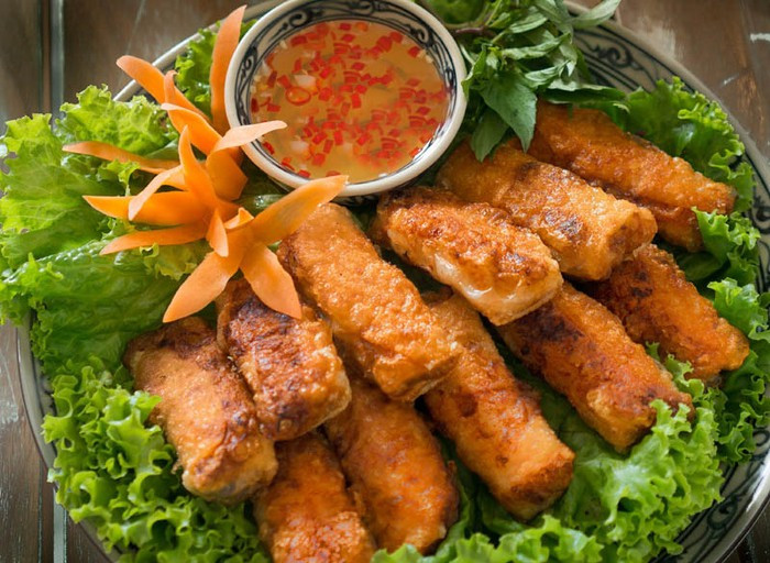 Dù nhà giàu, trung lưu hay bình dân thì trong mâm cỗ Tết xưa còn có thêm nem rán. Sự kết hợp giữa thịt, trứng, mộc nhĩ, các loại rau thơm cùng vỏ bánh giòn tan tạo nên một hương vị đặc biệt của nem rán Hà Nội.