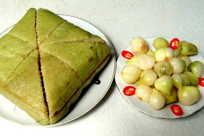 Dưa hành được ăn kèm với bánh chưng, thịt đông là món không thể thiếu trong mâm cỗ Tết của người Hà Thành.