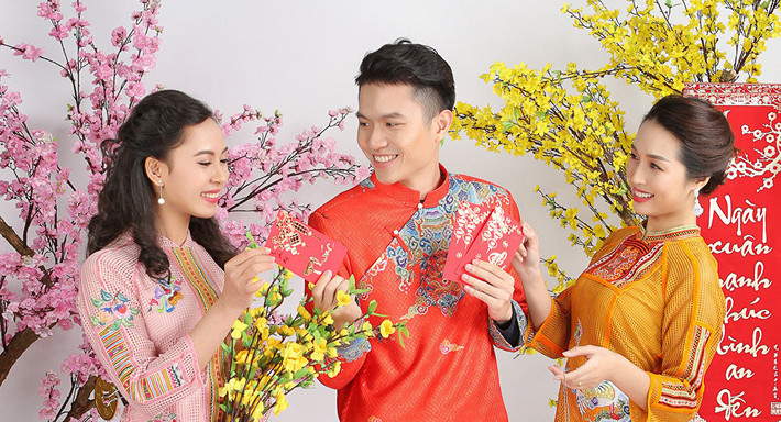 Về màu sắc, họa tiết: Trong dịp Tết, những gam màu áo dài nổi bật, tươi tắn được ưu tiên hơn cả. Vàng, đỏ hoặc xanh được cho rằng sẽ mang lại may mắn cho chủ nhân, nên rất thích hợp để diện dịp đầu năm. Ảnh: Vn.sputniknews.