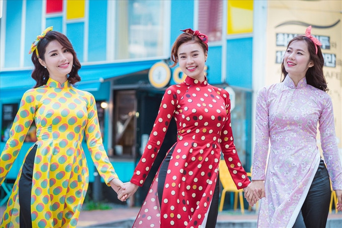 Phụ kiện: Một số phụ kiện phù hợp với áo dài truyền thống là khăn vấn, kiềng cổ, vòng ngọc trai, bông tai đồng màu với màu áo...Đây sẽ là điểm nhấn khiến bạn nổi bật và đầy lôi cuốn trong mắt người đối diện. Ảnh: Internet.