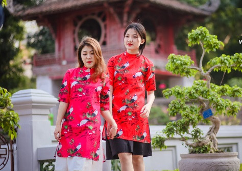 Người có dáng vóc hơi mập thì nên chọn những chất liệu co dãn, mềm mại nhưng phải đủ dày để không bị hằn lên những ngấn mỡ thừa và đặc biệt nên tránh xa những loại vải bóng. Ảnh: Internet.