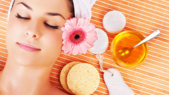 Mật ong thúc đẩy quá trình tổng hợp, phát triền của các sợi collagen giúp cải thiện độ đàn hồi da. Tính năng này cũng giúp loại bỏ các kết cấu da thô, phục hồi trở nên mềm mịn hơn. Nó còn ngăn ngừa lão hóa và khô da hiệu quả.