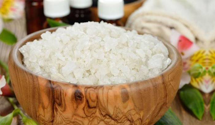 Dưỡng da bằng muối biển: Muối biển được sử dụng rộng rãi trong quá trình chăm sóc da tại nhà của phụ nữ Hy Lạp. Loại nguyên liệu tự nhiên này rất tốt để tẩy tế bào chết vì giàu khoáng chất tự nhiên và có kết cấu thô.