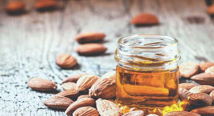 Dưỡng tóc bằng dầu hạnh nhân: Phụ nữ Hy Lạp cổ đại sử dụng dầu hạnh nhân để dưỡng tóc cũng chăm sóc làn da. Loại dầu này là nguồn cung cấp độ ẩm tự nhiên cho da và tóc phát triển, ngăn ngừa thô ráp.
