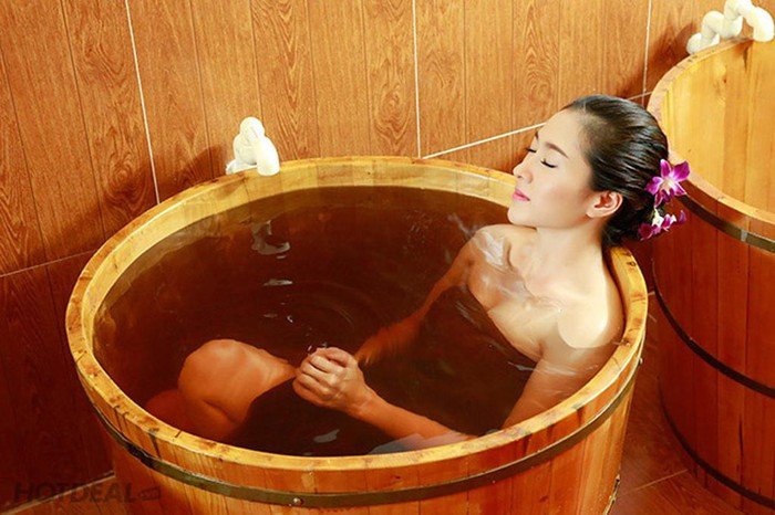 Tắm với thảo dược: Tắm với thảo dược mỗi ngày là một trong những bí quyết làm đẹp của phụ nữ Hy Lạp cổ đại. Bạn có thể thêm thảo dược được sấy khô vào phòng tắm với nước ấm.