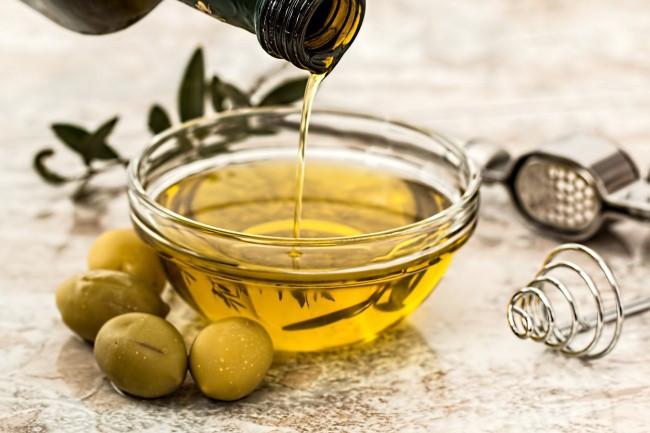 Dầu ô liu không chỉ là một phần thiết yếu của chế độ ăn uống lành mạnh mà còn giúp ích rất nhiều cho chế độ chăm sóc da. Đây là một trong những nguồn chính cung cấp axit alpha-linolenic giúp da của bạn ngậm nước và săn chắc, ngăn ngừa lão hóa. Nhẹ nhàng thoa dầu olive quanh mắt vào ban đêm trước khi đi ngủ sẽ làm mịn da, giữ ẩm và làm giảm sự xuất hiện của nếp nhăn.