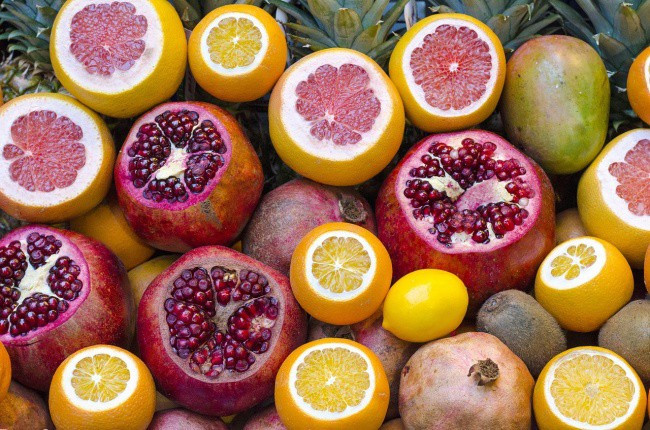 Các loại quả thuộc họ cam quýt là nguồn cung cấp vitamin C và nước giữ cho làn da săn chắc, ngăn ngừa nếp nhăn. Chúng cũng giúp làm giảm mức cholesterol và axit uric trong máu.