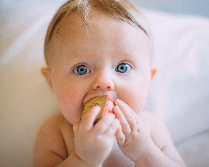 Thần thái của em bé toát lên ngay từ đôi mắt.